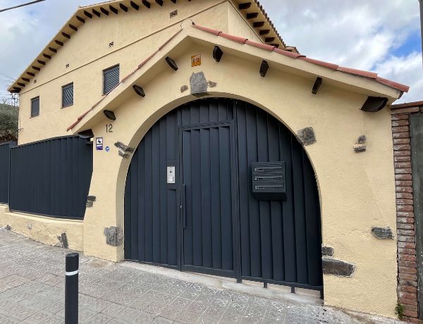 Fachada de una casa en Barcelona, España
