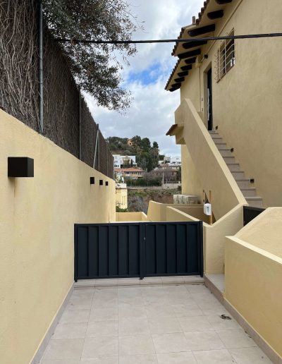 Exteriores casa Santísima Trinidad del Mont 12, Sarria Barcelona