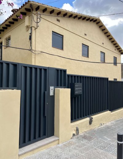 Exteriores casa Santísima Trinidad del Mont 12, Sarria Barcelona