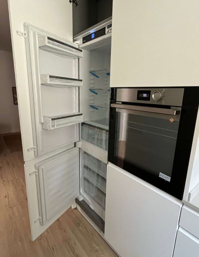 Cocina moderna con estufa y nevera en la Casa Santísima Trinidad del Monte 12 en Sarrià, Barcelona