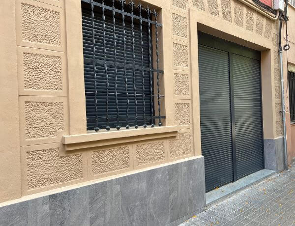 Fachada de una casa en Barcelona, España